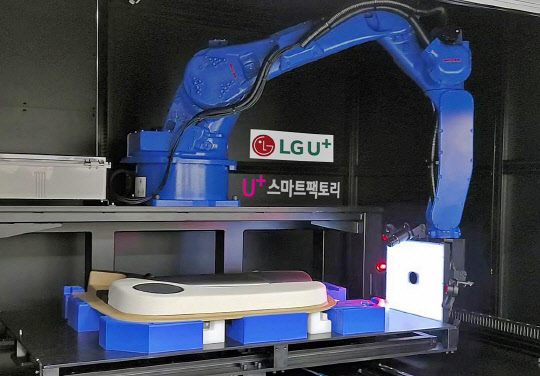 한 자동차 도어 제조공장에서 유플러스 스마트팩토리 'AI비전검사' 서비스를 이용해 흠집 등 제품 불량여부를 검사하고 있는 모습. LG유플러스 제공